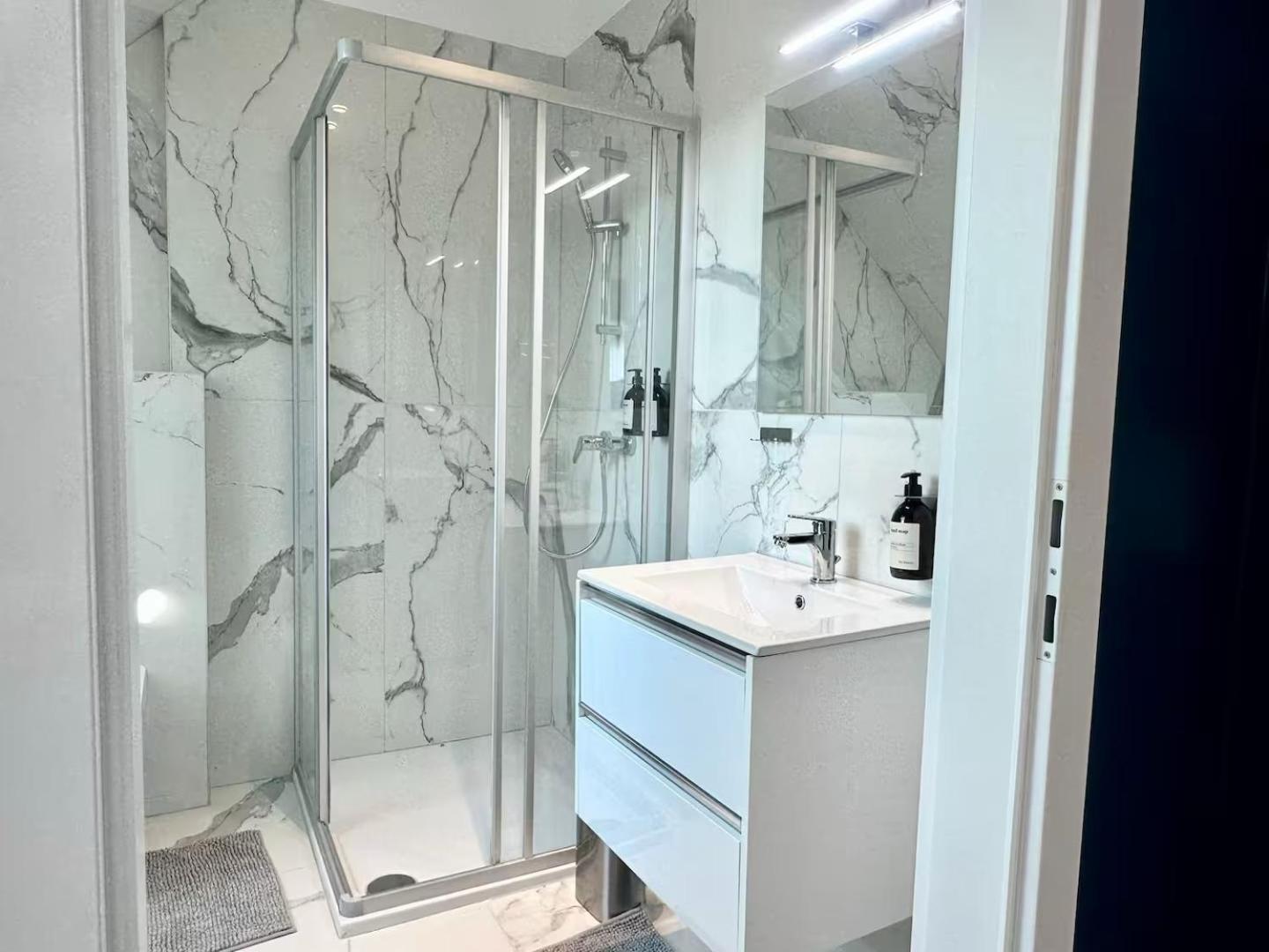 Close To Augarten I 5 Minutes To Metro, Bus And Train I Wifi I Very Apartment *